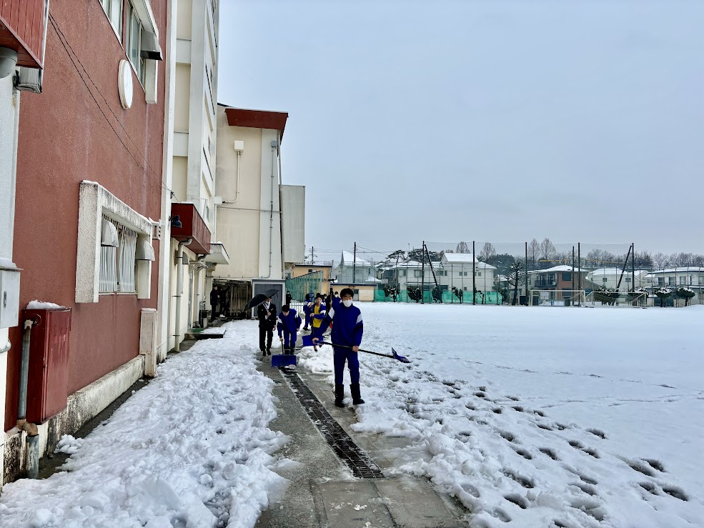 正門付近の雪かき作業